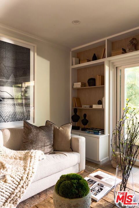 1233 N Laurel Avenue, West Hollywood CA: https://media.crmls.org/mediaz/3163a1e4-0987-432c-a0df-d2716d4f522e.jpg