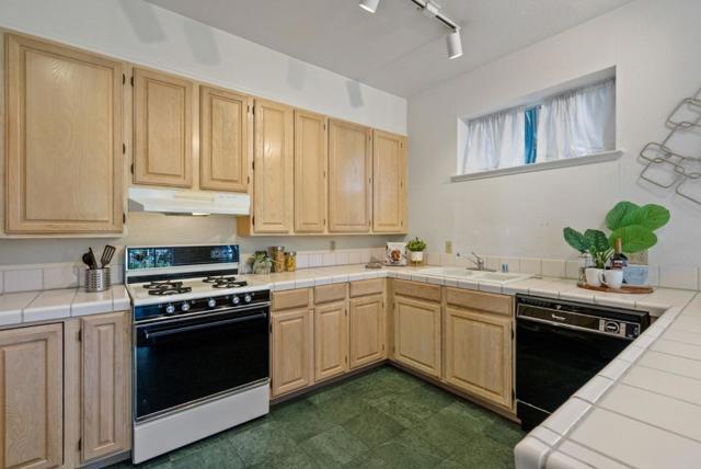 1910 Arrowhead Drive, Oakland CA: https://media.crmls.org/mediaz/3163d907-e1c3-4083-a219-7d92cceba51e.jpg
