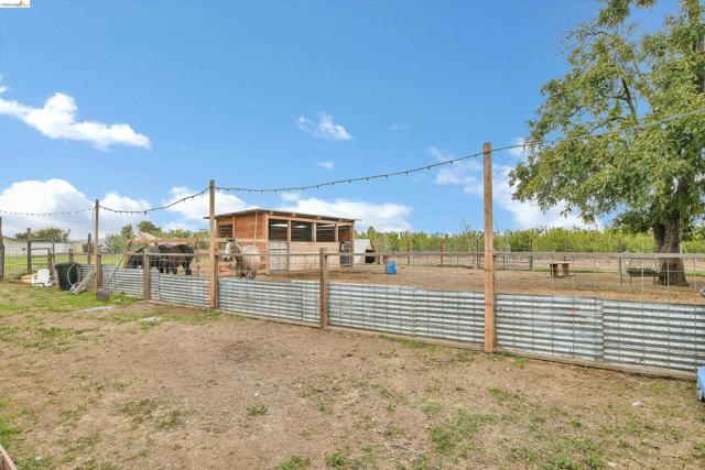 2661 Walnut Blvd, Brentwood (CC) CA: https://media.crmls.org/mediaz/3164390c-7a50-4763-b454-94b8240ade5d.jpg