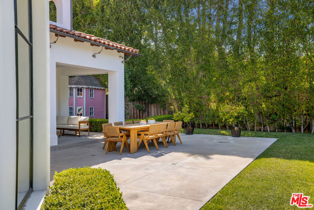 706 N Crescent Drive, Beverly Hills CA: https://media.crmls.org/mediaz/31647e32-4128-4272-a416-a1c0d628ce46.jpg