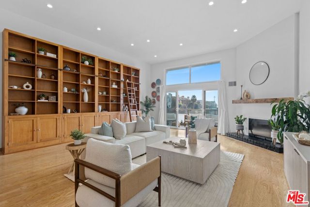 3950 Via Dolce, Marina del Rey CA: https://media.crmls.org/mediaz/31662320-5ed5-4ed2-a282-350123f4c0e7.jpg