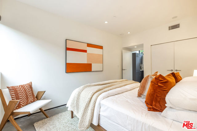 520 Broadway Street, Venice CA: https://media.crmls.org/mediaz/316645d2-bb21-4878-8179-374dd346e1ab.jpg