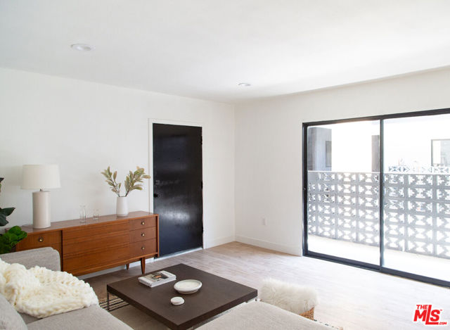 4938 Rosewood Avenue, Los Angeles CA: https://media.crmls.org/mediaz/3167bbd2-0d3f-4471-872a-2daadad43ea4.jpg