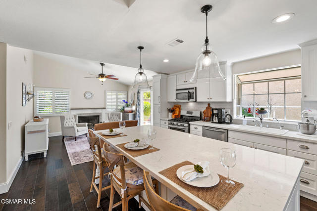 4570 N Vistapark Drive, Moorpark CA: https://media.crmls.org/mediaz/31681f7e-93c6-4373-8426-02d3a9a95cdf.jpg