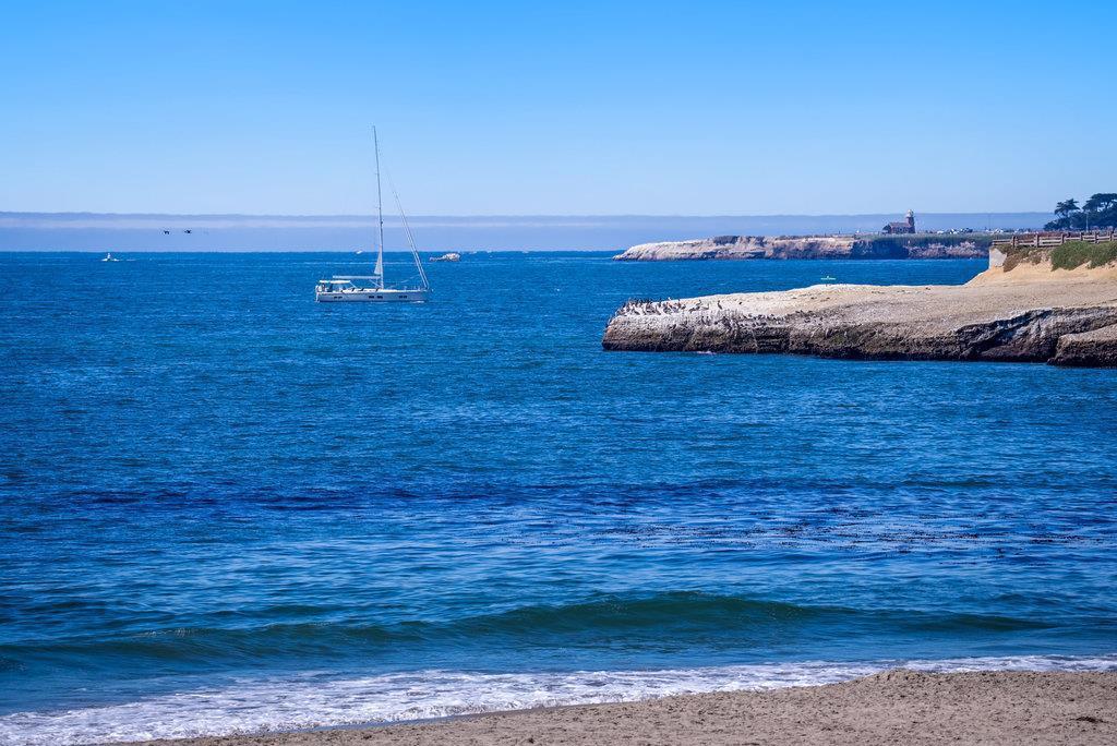 https://media.crmls.org/mediaz/31682c33-fa1f-4c93-bdcb-f6090d591d47.jpg?preset=X-Large