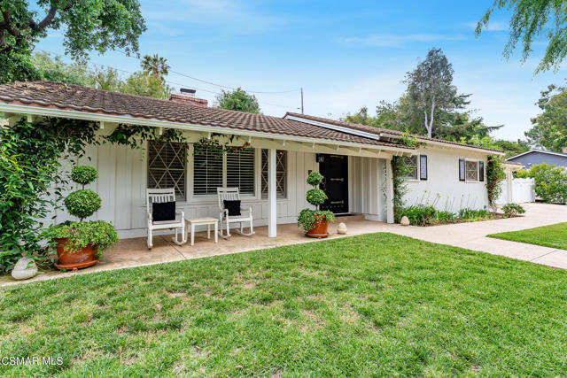 566 Rancho Road, Thousand Oaks CA: https://media.crmls.org/mediaz/31688db9-4bab-4a20-8203-a7e1c5526acd.jpg