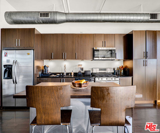 1645 Vine Street, Los Angeles CA: https://media.crmls.org/mediaz/31695b63-035b-4d03-99f7-69edae345fb6.jpg