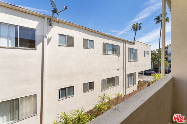 11743 Mayfield Avenue, Los Angeles CA: https://media.crmls.org/mediaz/316a143b-ae76-4841-b011-72769b69a3a2.jpg