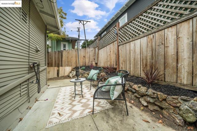 5925 Outlook Ave, Oakland CA: https://media.crmls.org/mediaz/316ba53a-af98-4a69-be28-80d38be9382c.jpg