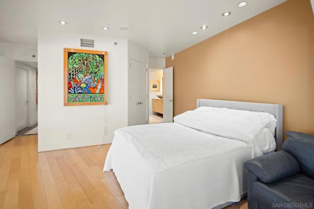 100 Harbor Dr, San Diego CA: https://media.crmls.org/mediaz/316be98d-9436-467d-bcf6-c22742c8b4b3.jpg