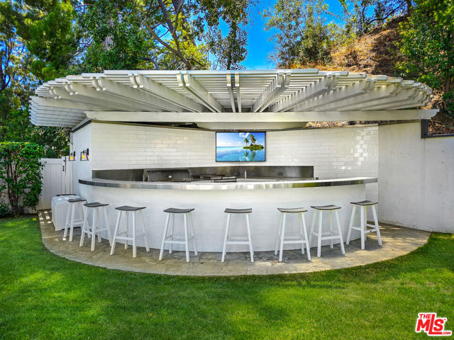 3815 Valley Meadow Road, Encino CA: https://media.crmls.org/mediaz/316c1f08-651e-41ea-a65f-6e76b73a6099.jpg