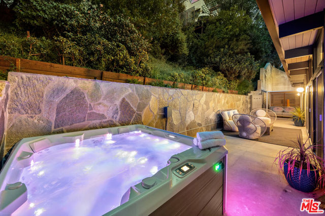 3905 Pacheco Drive, Sherman Oaks CA: https://media.crmls.org/mediaz/316c897d-68ef-4848-b83e-f34559ae24c2.jpg