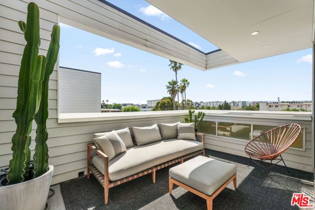 3724 1/2 Vinton Avenue, Los Angeles CA: https://media.crmls.org/mediaz/316c98a6-3e95-4355-b1e0-67b93ffe1ddd.jpg