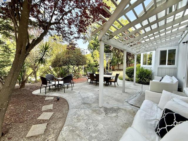 3828 COTTONWOOD DR, Danville CA: https://media.crmls.org/mediaz/316cdc57-d6bd-42be-bb9d-b0818d3fe766.jpg