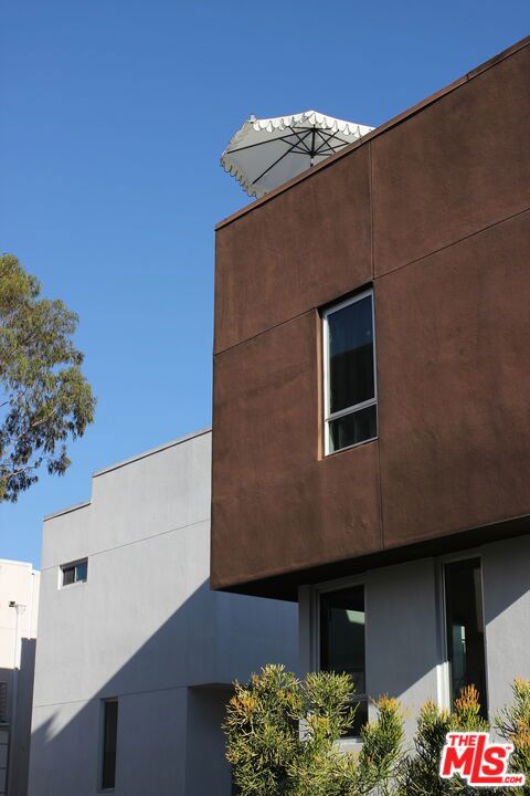 2210 Tom Mix Road, Los Angeles CA: https://media.crmls.org/mediaz/316de775-d4db-4ec3-9c28-7c2a1a846e53.jpg