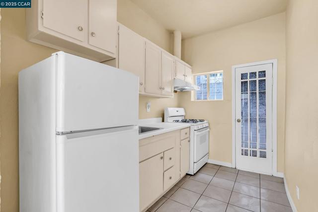 2150 35Th Ave, Oakland CA: https://media.crmls.org/mediaz/316df74f-af7f-4f9f-b332-bcca1e91594f.jpg