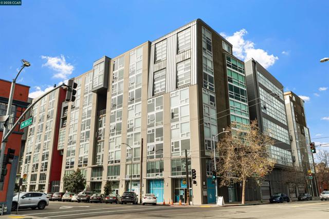 311 Oak St, Oakland CA: https://media.crmls.org/mediaz/316e4ad1-4457-4956-9013-23633f93b410.jpg