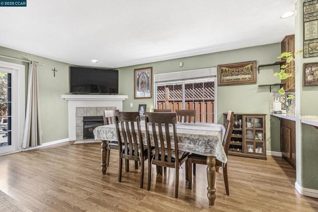 1795 Walnut Creek Dr, Santa Rosa CA: https://media.crmls.org/mediaz/316f5972-e7b3-4e56-b9a0-73c0a6f6fa2e.jpg