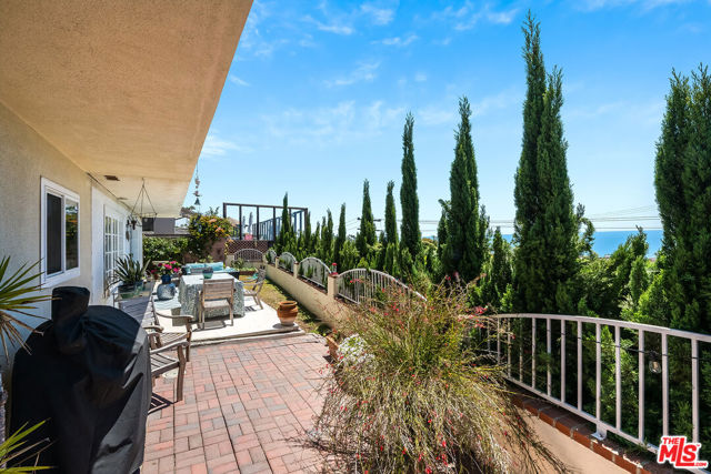 2223 Mcrae Drive, San Pedro CA: https://media.crmls.org/mediaz/316faae7-6b43-42b1-91a6-d198e127b842.jpg