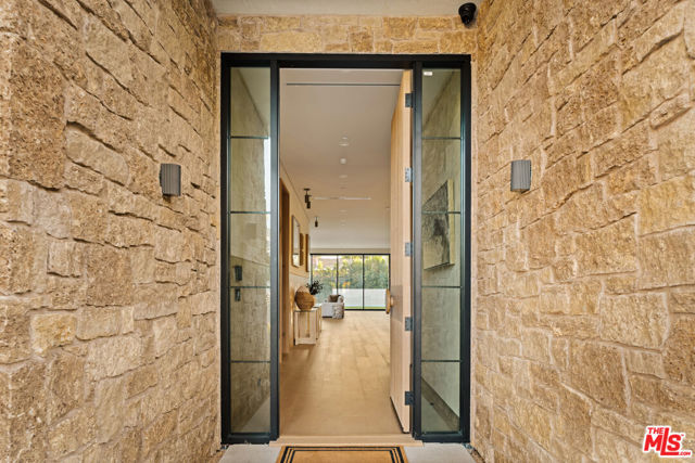 11556 Blix Street, Valley Village CA: https://media.crmls.org/mediaz/317017cb-4bf4-4ea1-9db7-c4913643c38c.jpg