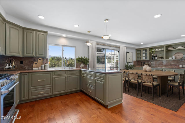1984 Nettlebrook Street, Westlake Village CA: https://media.crmls.org/mediaz/31711547-0700-47ac-ae4b-048ca92250dd.jpg