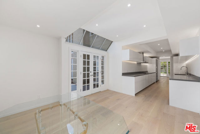 12330 Ridge Circle, Los Angeles CA: https://media.crmls.org/mediaz/31716c16-74f3-4890-9126-f7725e2902de.jpg