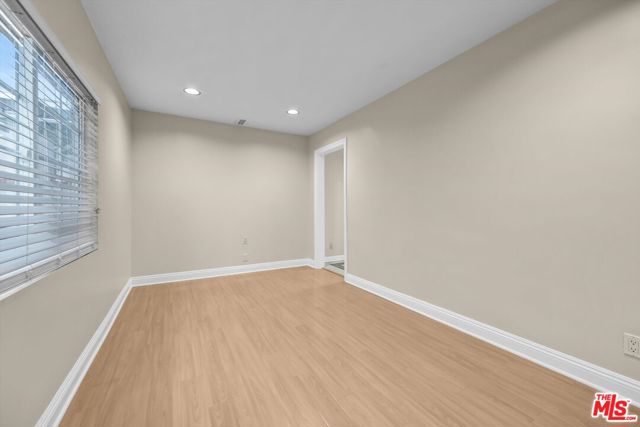4421 Prospect Avenue, Los Angeles CA: https://media.crmls.org/mediaz/3171bf23-a417-4c74-ae78-7d213ba66fd8.jpg