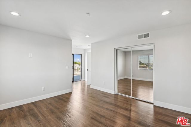 819 E La Palma Drive, Inglewood CA: https://media.crmls.org/mediaz/3171d8f8-a22e-4514-aa66-741fdc9663dd.jpg