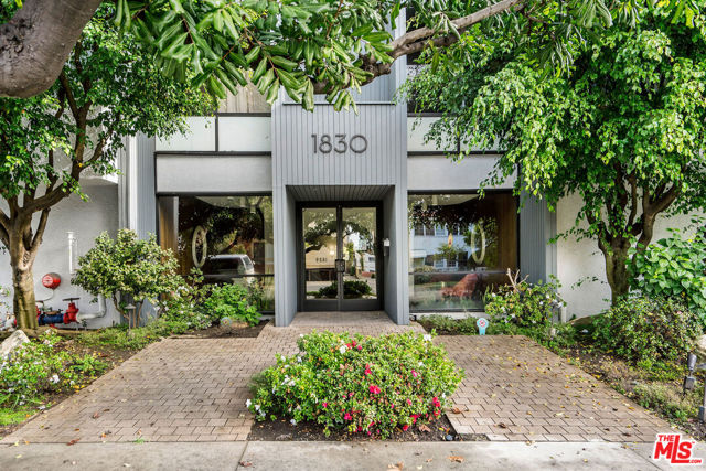 1830 Westholme Avenue, Los Angeles CA: https://media.crmls.org/mediaz/31721dd7-f12d-4b56-8609-a41c5fa2946d.jpg