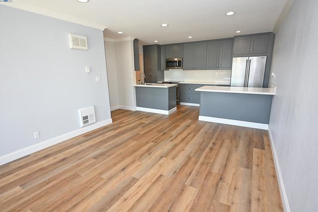 950 Shorepoint Ct, Alameda CA: https://media.crmls.org/mediaz/31732741-cc79-404b-9269-19d4af009222.jpg