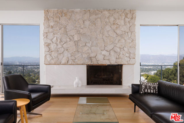 3268 Wrightwood Drive, Studio City CA: https://media.crmls.org/mediaz/31738419-d77a-4faa-9fc9-f9b5308fc61b.jpg