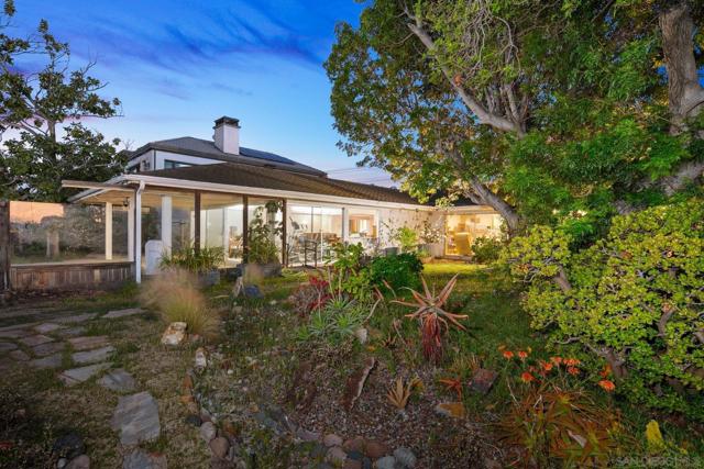 515 1st St, Coronado CA: https://media.crmls.org/mediaz/3173cf55-76ee-42b8-9679-0a72e80f32cd.jpg