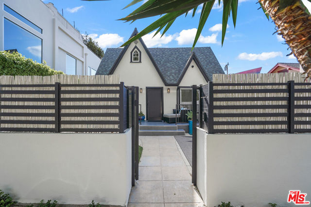 617 Westmount Drive, West Hollywood CA: https://media.crmls.org/mediaz/3173ec56-5877-46a4-b9d1-8f69d2ecdfdd.jpg