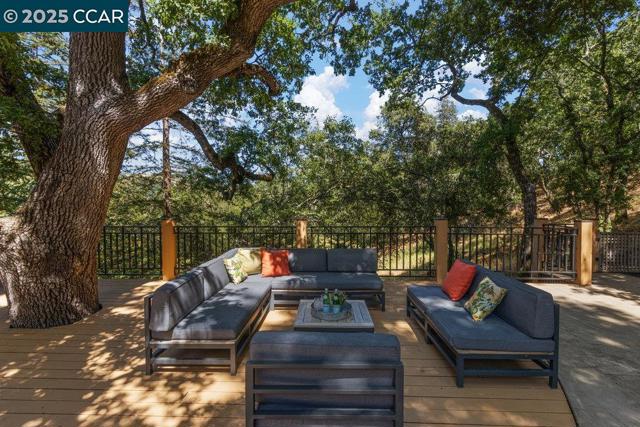 3949 Canyon Rd, Lafayette CA: https://media.crmls.org/mediaz/31742e4d-fac4-4586-a811-44942c5364ee.jpg
