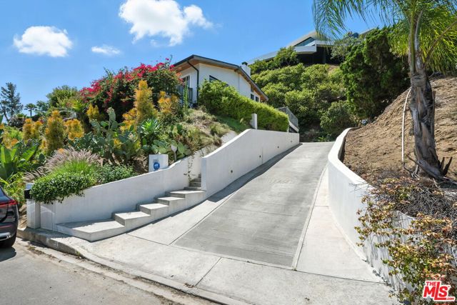 1317 Devlin Drive, Los Angeles CA: https://media.crmls.org/mediaz/3174fb71-5619-402e-b063-43a8cb2ad730.jpg