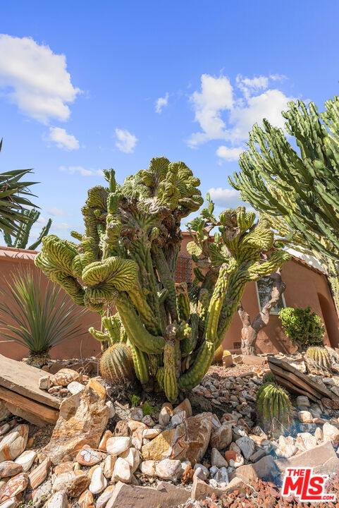 931 S Ogden Drive, Los Angeles CA: https://media.crmls.org/mediaz/3175a140-37ff-4ede-aeab-cf21d4eddd31.jpg