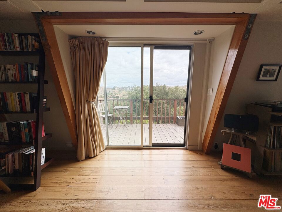 https://media.crmls.org/mediaz/3175c2b5-aa5d-4589-a3ec-58a12457212c.jpg?preset=X-Large