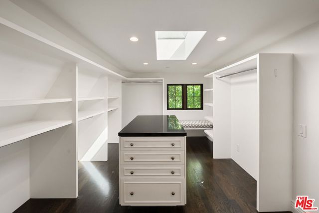 516 Lincoln Boulevard, Santa Monica CA: https://media.crmls.org/mediaz/317603f7-94ba-405a-a739-bca04b290ddd.jpg
