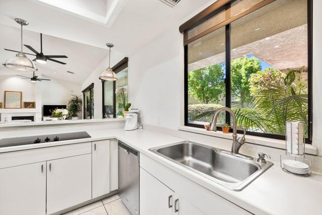 10605 Wimbledon Drive, Rancho Mirage CA: https://media.crmls.org/mediaz/31766647-ea0b-4b92-ad99-8cdcbf50bb30.jpg