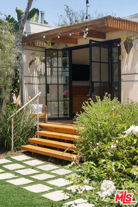 2311 Glencoe Avenue, Venice CA: https://media.crmls.org/mediaz/317878c1-d1ba-4540-9dfd-ffffbde3d33a.jpg