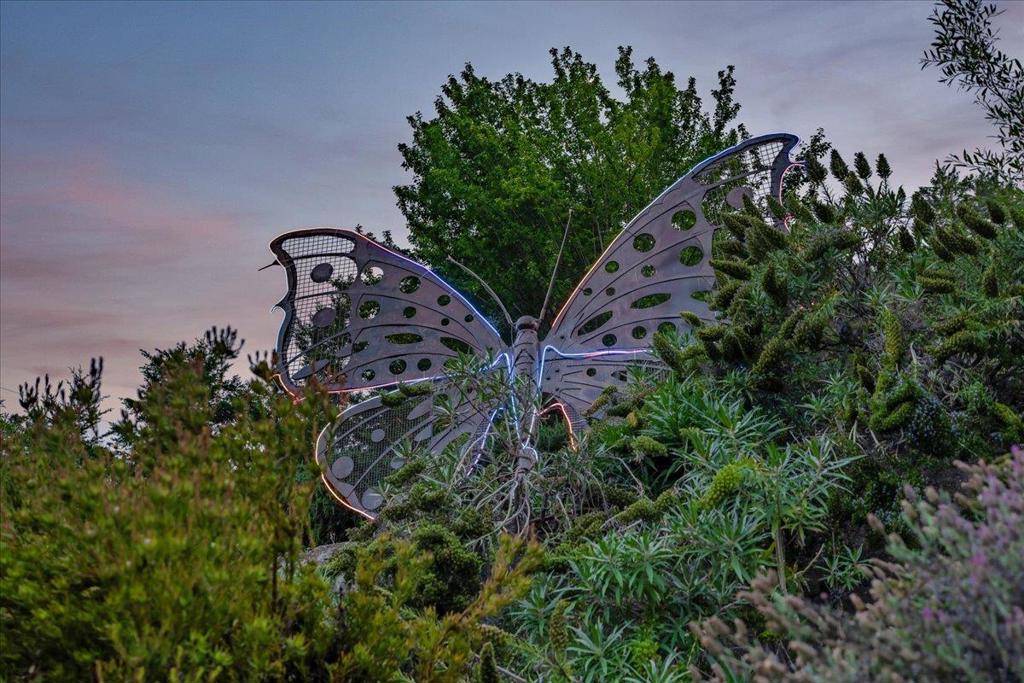 https://media.crmls.org/mediaz/3179162a-ceb1-40c2-af93-1ee590583640.jpg?preset=X-Large