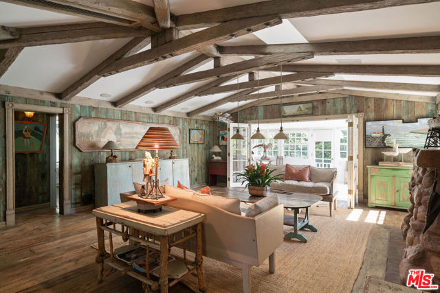 2020 Coldwater Canyon Drive, Beverly Hills CA: https://media.crmls.org/mediaz/3179bae6-2039-4444-ac63-727758453228.jpg