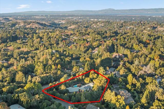 12272 Windsor Court, Los Altos Hills CA: https://media.crmls.org/mediaz/3179cc4e-b22b-483b-b2ca-b8cd21a02678.jpg