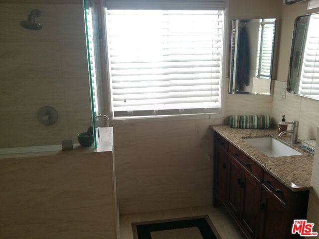 5078 Southridge Avenue, Los Angeles CA: https://media.crmls.org/mediaz/317a274c-dce4-42d5-91cc-c6ed01074f95.jpg