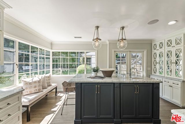 2107 Coldwater Canyon Drive, Beverly Hills CA: https://media.crmls.org/mediaz/317a27ec-6c3b-4b9d-a8db-f7c5fcb5c3f0.jpg