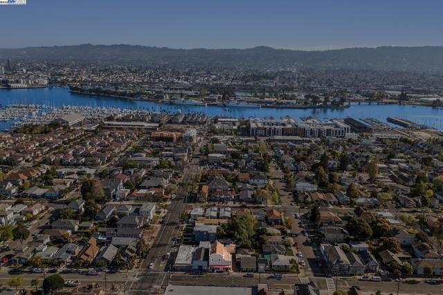 1707 Lincoln Ave, Alameda CA: https://media.crmls.org/mediaz/317a4b8a-e780-4af1-bef7-c473bbf4fbdc.jpg