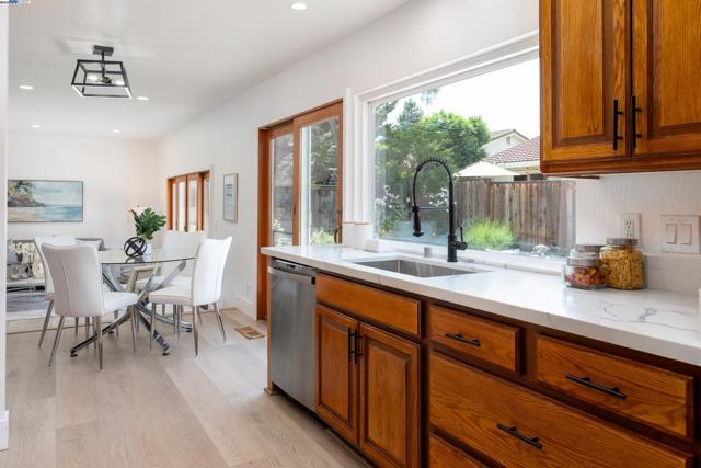 4406 Sugarland Ct, Concord CA: https://media.crmls.org/mediaz/317a75b7-8e0f-4303-978c-fb2e5b6e0ad3.jpg