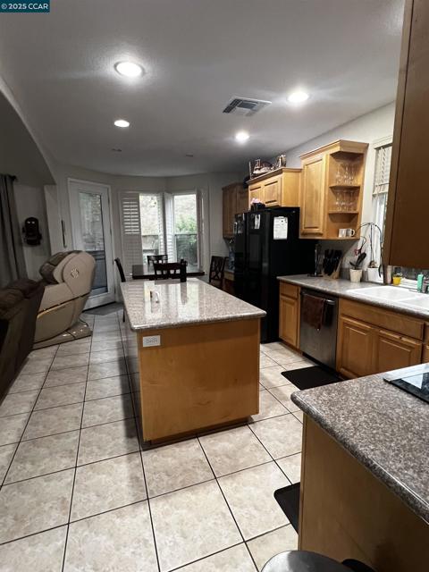4045 Galenez Way, Antioch CA: https://media.crmls.org/mediaz/317a9d63-63d7-49b1-93df-189752b8025b.jpg