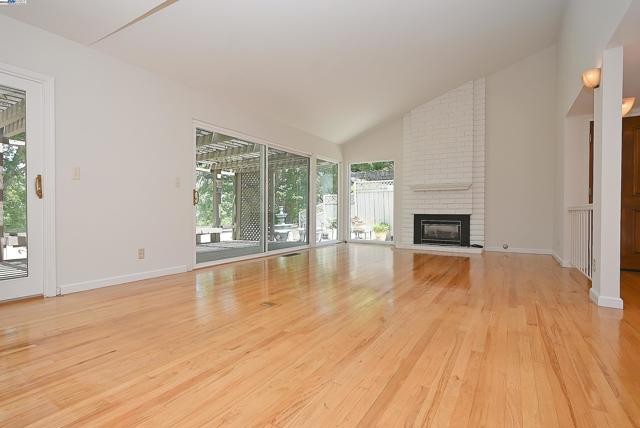 727 Paradise Valley Ct, Danville CA: https://media.crmls.org/mediaz/317aa022-4a7a-4ac1-add1-a2964581c54b.jpg