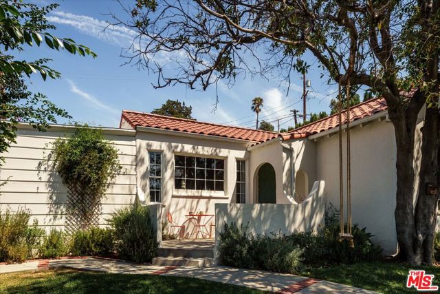 1410 Stanford Drive, Glendale CA: https://media.crmls.org/mediaz/317acedc-c43f-4cb0-bf9d-27b84bab67b5.jpg
